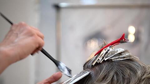 Geimpfte und Genesene können nun zum Beispiel wieder ohne negativen Corona-Test zum Friseur gehen.