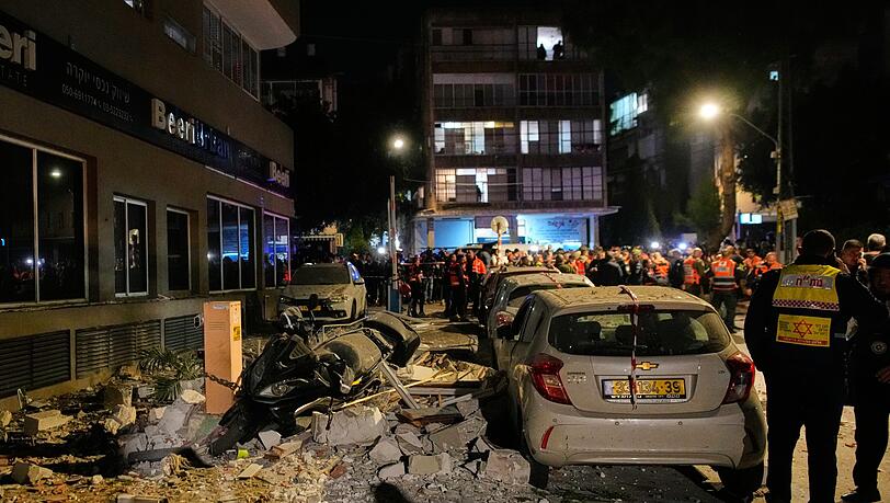 Zwei Menschen werden beim Einschlag einer Rakete in Ramat Gan get&ouml;tet.