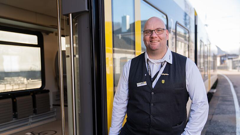 Der Zugbegleiter Ronald-Phillip Tolkiehn erh&auml;lt den Preis Eisenbahner mit Herz.