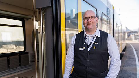 Der Zugbegleiter Ronald-Phillip Tolkiehn erh&auml;lt den Preis Eisenbahner mit Herz.