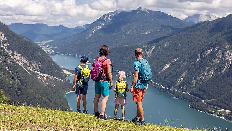 Herbstzeit ist Familienzeit - das Familienresort Buchau ist der perfekte Ort, um die goldene Jahreszeit gemeinsam aktiv zu erleben.