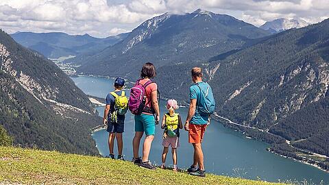 Herbstzeit ist Familienzeit - das Familienresort Buchau ist der perfekte Ort, um die goldene Jahreszeit gemeinsam aktiv zu erleben.