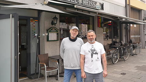 Wolfgang Neuherz (l.) und sein Mann Engelbert Gillitschka suchen Nachfolger f&uuml;r das Edelheiss. Nach 30 Jahren wollen die beiden Wirte k&uuml;rzertreten &ndash; ihre Schwulenbar in der Pestalozzistra&szlig;e soll aber weiterbestehen.