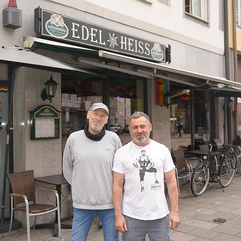 Wolfgang Neuherz (l.) und sein Mann Engelbert Gillitschka suchen Nachfolger f&uuml;r das Edelheiss. Nach 30 Jahren wollen die beiden Wirte k&uuml;rzertreten &ndash; ihre Schwulenbar in der Pestalozzistra&szlig;e soll aber weiterbestehen.