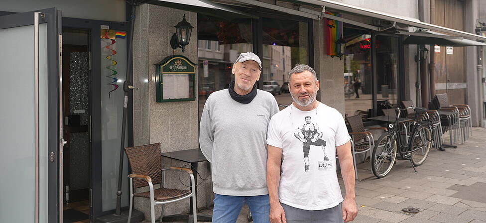 Wolfgang Neuherz (l.) und sein Mann Engelbert Gillitschka suchen Nachfolger f&uuml;r das Edelheiss. Nach 30 Jahren wollen die beiden Wirte k&uuml;rzertreten &ndash; ihre Schwulenbar in der Pestalozzistra&szlig;e soll aber weiterbestehen.