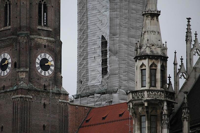 Die Fassadenverkleidung der Frauenkirche riss entzwei.