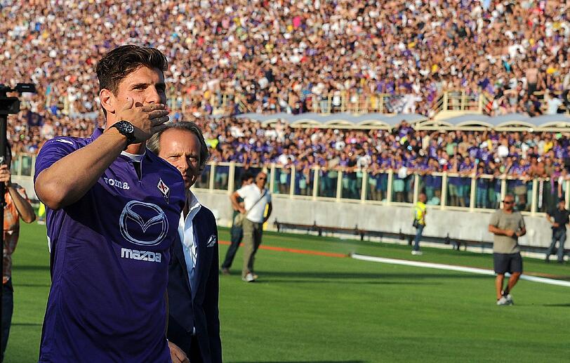 Mario-Mania in Florenz! Am Montag wurde Mario Gomez als neuer Angreifer des AC Florenz vorgestellt. Viele Tausend Fans der Violetten feierten die Ankunft des Stürmers im Stadion. Sehen Sie hier die Bilder!