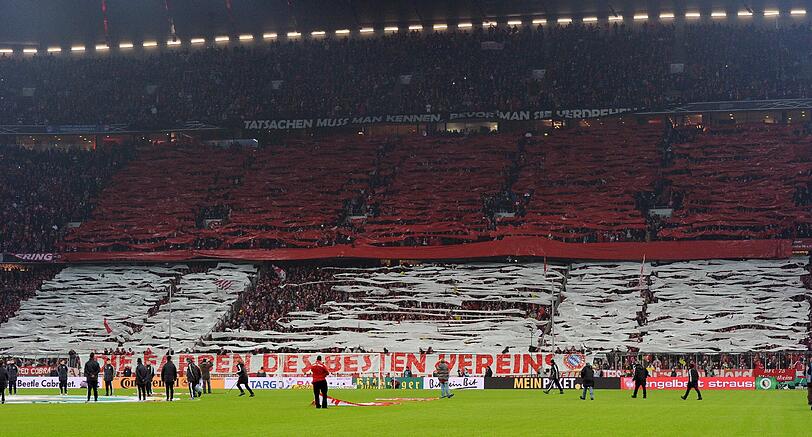 Teil eins der Fanchoreographie der Bayern-Fans am 27. Februar gegen Borussia Dortmund.