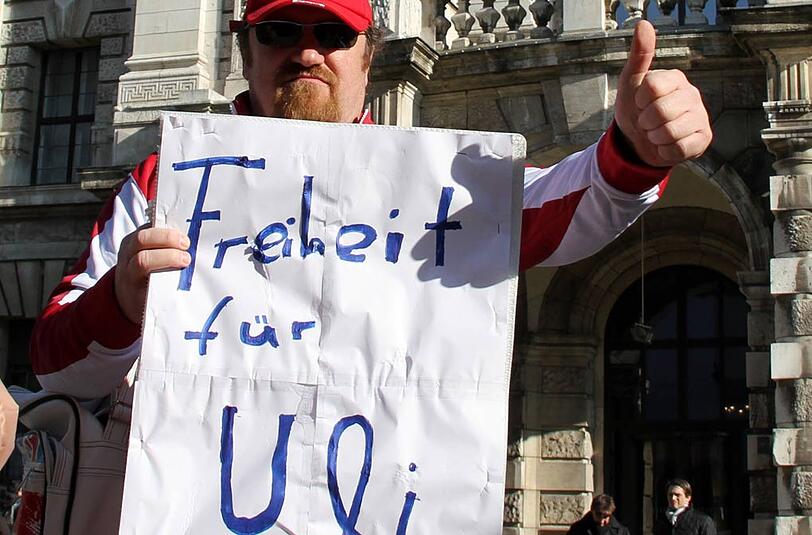 "Sulidarität": Dieser Bayern-Fan hofft auf einen Freispruch für Hoeneß.