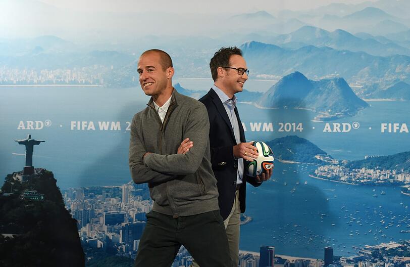 Für die WM hat die ARD ihr Moderations-Team umgestellt. Nun am Mikro: Experte Mehmet Scholl (l.) und Moderator Matthias Opdenhövel statt Gerhard Delling.