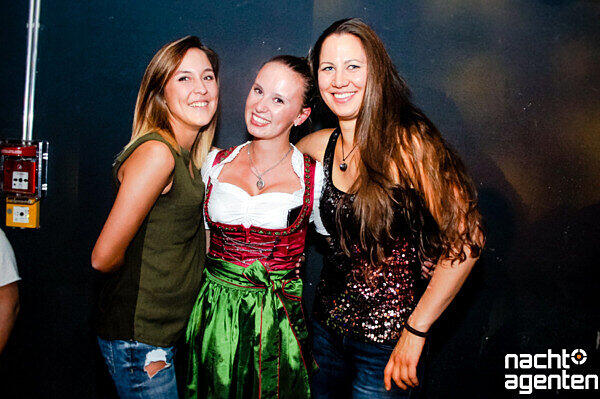 Wer seinen Wiesn-Schatz nicht auf der Theresienwiese gefunden hat, hatte im Gecko Club beim "WiesnSpatzl" nochmal die Chance. Mehr Bilder unter: http://www.nachtagenten.de/gallery/wiesn-spatzl.939503.html