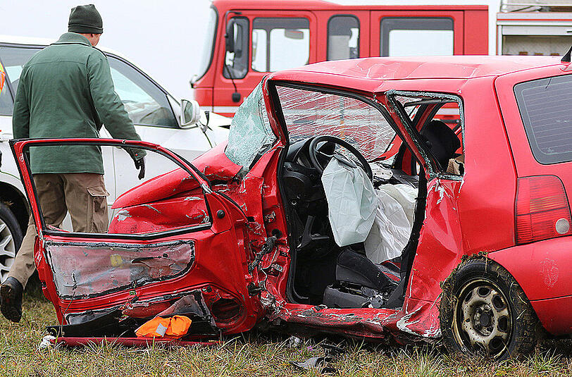Bilder vom Unfallort in Tabing. Am Samstagmittag kam er hier zum Zusammenstoß zweier Fahrzeuge, die Fahrerin des roten VW Polo verstarb noch am Unfallort.