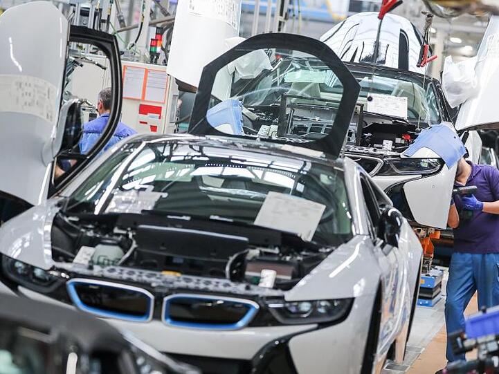 Mitarbeiter in einem BMW-Werk. Foto: Jan Woitas/Archivbild