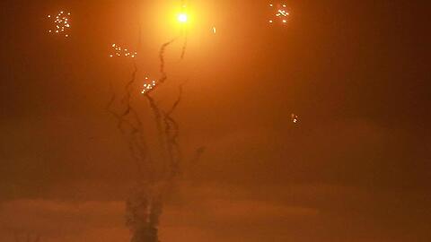 Israels Luftabwehrsystem fängt Raketen ab, die von der islamistischen Hamas aus dem Gazastreifen in Richtung Israel abgefeuert werden.