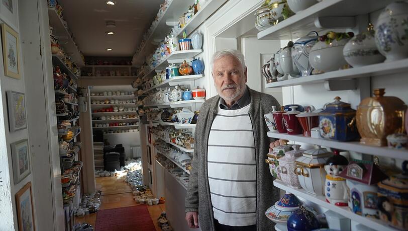 Wie ein Zuckerdosenmuseum hat der Münchner Sammler Uwe Petschik seine Wohnung eingerichtet, auf jedem Regal, in jeder Nische stehen seine Kostbarkeiten - das älteste Stück ist aus dem 19. Jahrhundert. Jetzt will er die Sammlung gerne "der Allgemeinheit eine Freude machen".