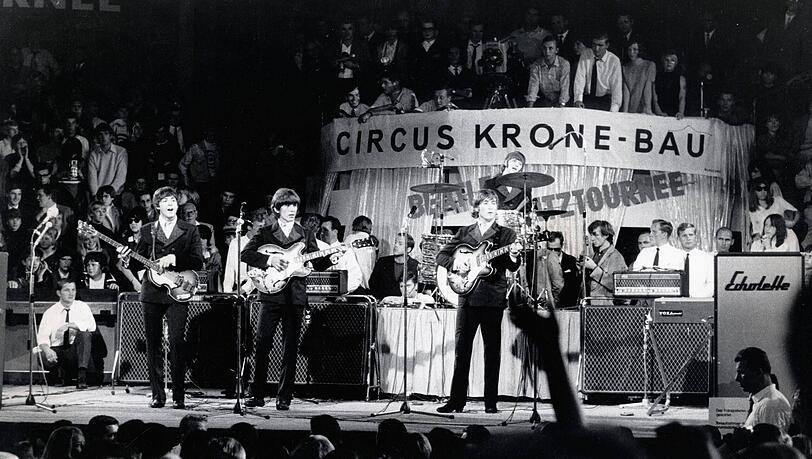 Die Zuschauer rücken den Beatles von allen Seiten auf die Pelle. Die Zuschauer rücken den Beatles von allen Seiten auf die Pelle.