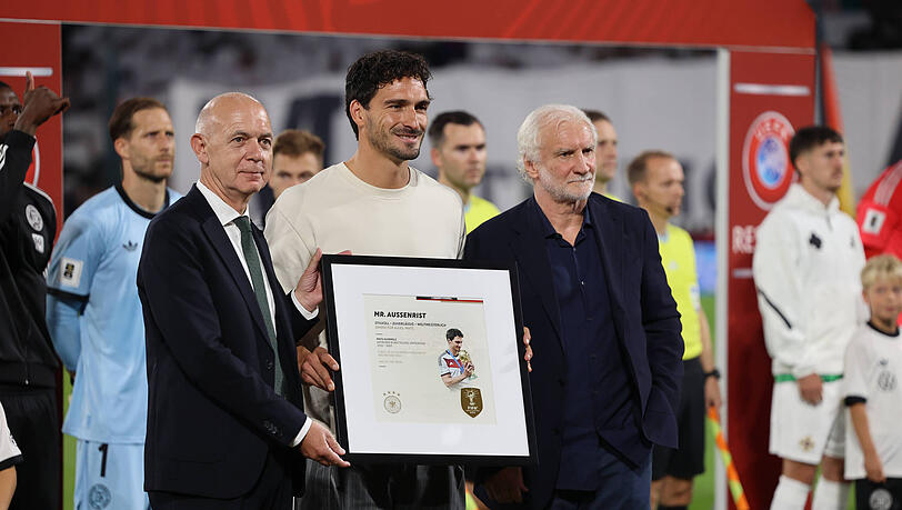 Wurde vor dem Spiel gegen Nordirland von DFB-Präsident Bernd Neuendorf geehrt: Mats Hummels. Wurde vor dem Spiel gegen Nordirland von DFB-Präsident Bernd Neuendorf geehrt: Mats Hummels.
