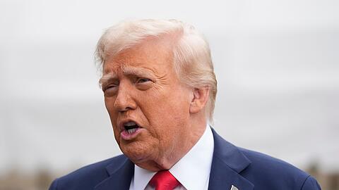 US-Präsident Trump hat Israel aufgefordert, die Bombardierung des Gazastreifens einzustellen.