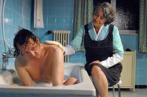 Frau Kobarek (Monica Bleibtreu) wäscht ihrem 41-jährigen Sohn (Matthias Brandt) in der Badewanne den Rücken. Brandt: „Die Arbeit mit ihr war eine reine Freude" Frau Kobarek (Monica Bleibtreu) wäscht ihrem 41-jährigen Sohn (Matthias Brandt) in der Badewanne den Rücken. Brandt: „Die Arbeit mit ihr war eine reine Freude"