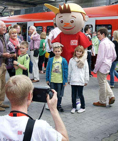 Trommeln auf dem Bahnsteig, 1000 Münchner Feiernde und die alte S-Bahn von 1972: Anlass für das Fest am Samstag war das S-Bahn-Jubiläum.