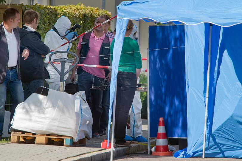 Beamte der Spurensicherung untersuchen den Tatort in Ingolstadt. Auf offener Straße ist ein 50-Jähriger in Ingolstadt erschossen worden.