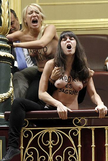 Aktivistinnen der Frauenbewegung FEMEN demonstrierten am Mittwoch im spanischen Parlament in Madrid.