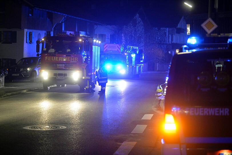 Brand auf einem Bauernhof in Aying: Wertvolle Oldtimer sind durch die Flammen in einer Lagerhalle völlig zerstört worden. Die Bilder.