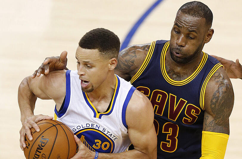 LeBron James von den Cleveland Cavaliers (rechts) im Duell mit Stephen Curry von den Golden State Warriors.