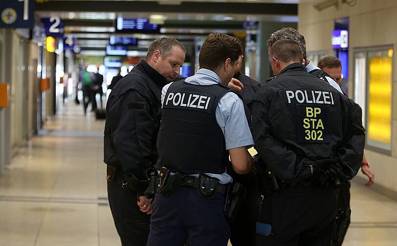 In einer Apotheke im Kölner Hauptbahnhof hat es eine Geiselnahme gegeben. Einsatzkräfte sind mit starken Kräften am Tatort.