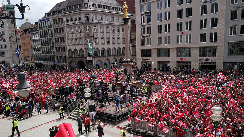 Tausende Fans sind gekommen, um den FC Bayern auf dem Marienplatz zu feiern.