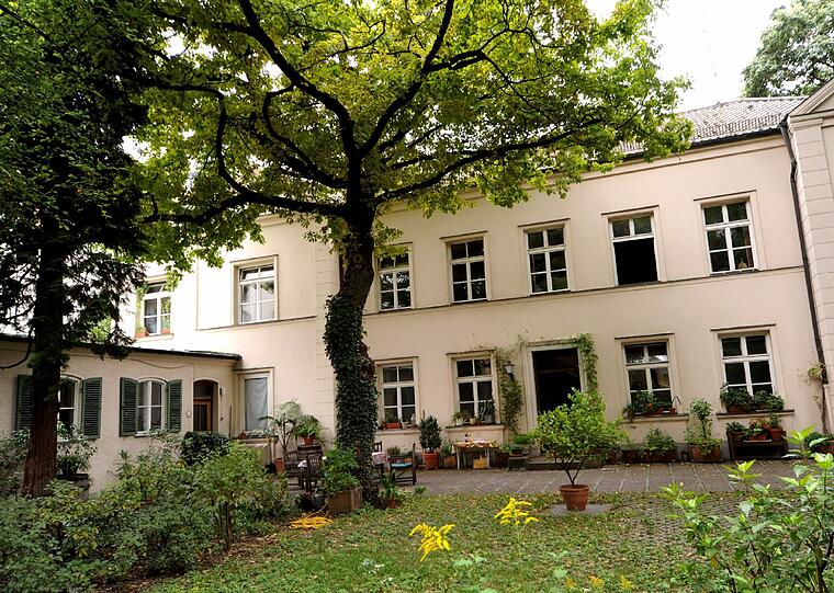Idyllisch: Das Grundstück an der Luisenstraße 22. In der alten Villa weilte einst Paul Heyse. Die Stadt verweist auf den Denkmalschutz.