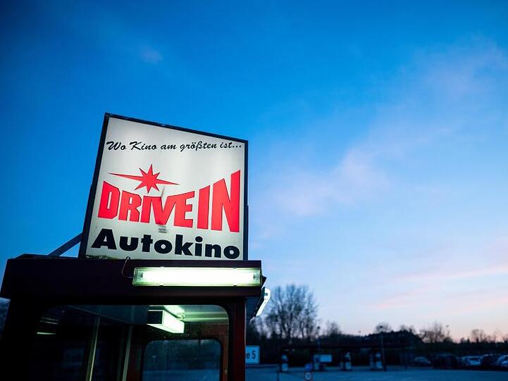 Das Schild eines Drive-In Autokinos leuchtet in der Nähe von Essen.