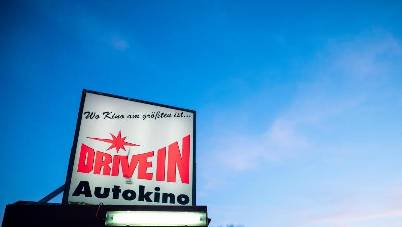 Das Schild eines Drive-In Autokinos leuchtet in der Nähe von Essen. Das Schild eines Drive-In Autokinos leuchtet in der Nähe von Essen.