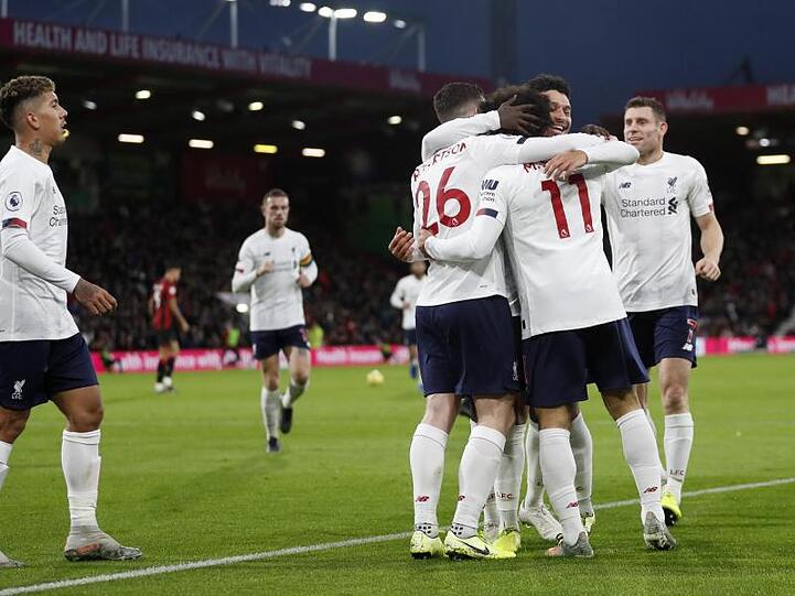 Mohamed Salah (2.v.r) feiert mit seinen Liverpooler Mannschaftskollegen das Tor zum 3:0.