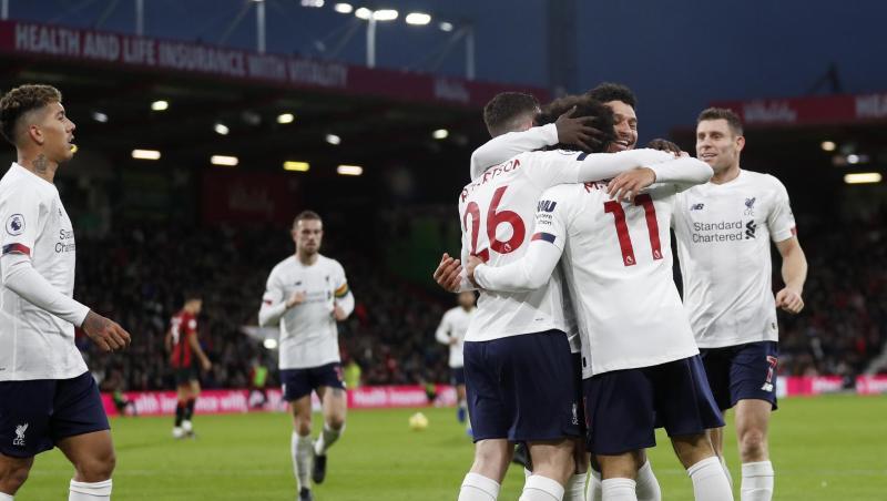 Mohamed Salah (2.v.r) feiert mit seinen Liverpooler Mannschaftskollegen das Tor zum 3:0. Mohamed Salah (2.v.r) feiert mit seinen Liverpooler Mannschaftskollegen das Tor zum 3:0.