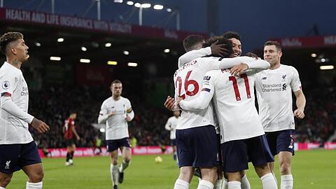 Mohamed Salah (2.v.r) feiert mit seinen Liverpooler Mannschaftskollegen das Tor zum 3:0.