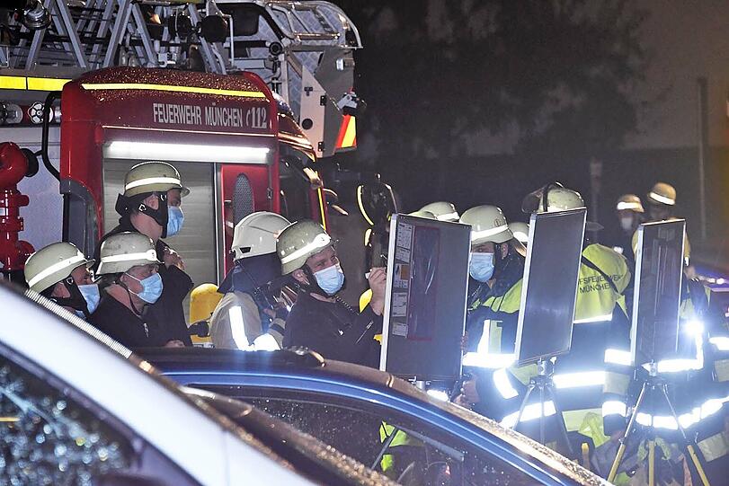 Der Kellerbrand in der Karwendelstraße hielt die Feuerwehr stundenlang in Atem. Bilder vom Einsatz am Samstagabend.
