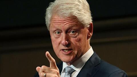 Bill Clinton bei einer Konferenz im irischen Dublin. Der ehemalige US-Präsident ist in ein Krankenhaus im US-Staat Kalifornien eingeliefert worden.