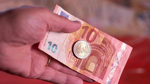 Der gesetzliche Mindestlohn steigt zum 1. Oktober 2022 auf zwölf Euro brutto je Stunde.