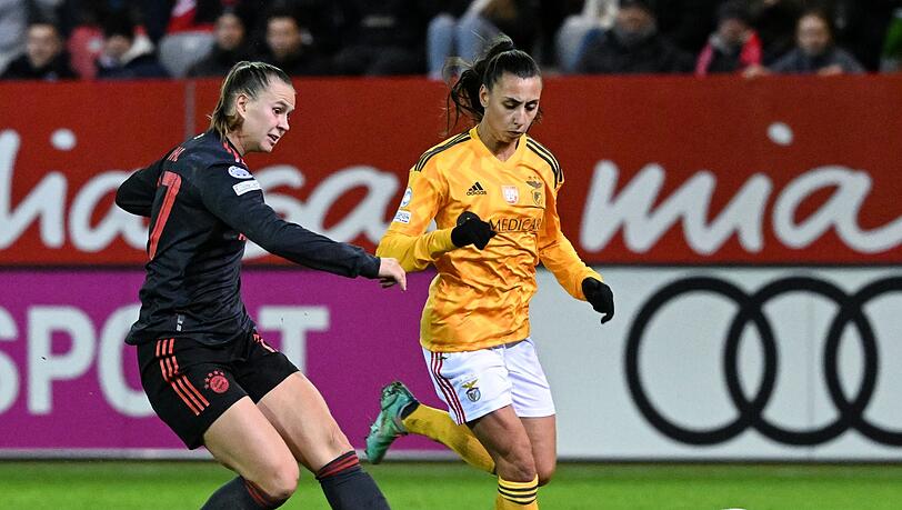 Klara Bühl (l) von München trifft gegen Catarina Amado (r) zum 2:0.