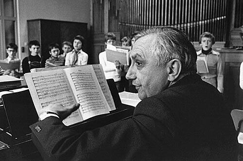 Will von Schlägen und Übergriffen nichts mitbekommen haben: Georg Ratzinger bei einer Probe der Domspatzen im Jahr 1989. Den Chor leitete er von 1964 bis 1994.