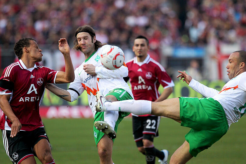 Der Nürnberger Timothy Chandler (l) kämpft mit den Bremern Mikael Silvestre (r) und Torsten Frings (M) um den Ball.