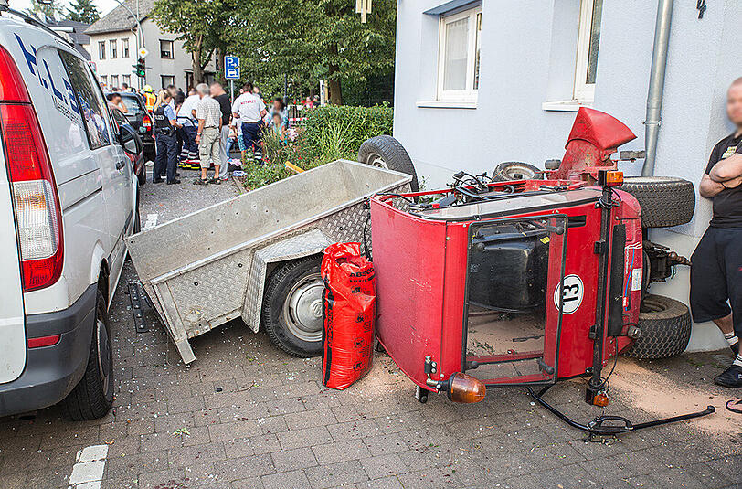 Bei dem Unfall sind der Fahrer und 13 Kinder teils schwer verletzt worden.