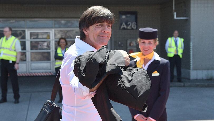 Das DFB-Team auf dem Weg nach Frankreich. Die Bilder vom Abflug in Frankfurt. Das DFB-Team auf dem Weg nach Frankreich. Die Bilder vom Abflug in Frankfurt.