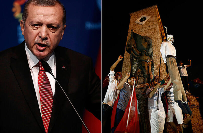 Auf dem Taksim-Platz in Istanbul haben Protestierende eine Puppe des Predigers Fethullah Gülen aufgehangen, den Präsident Erdogan für den Militärputsch verantwortlich macht.