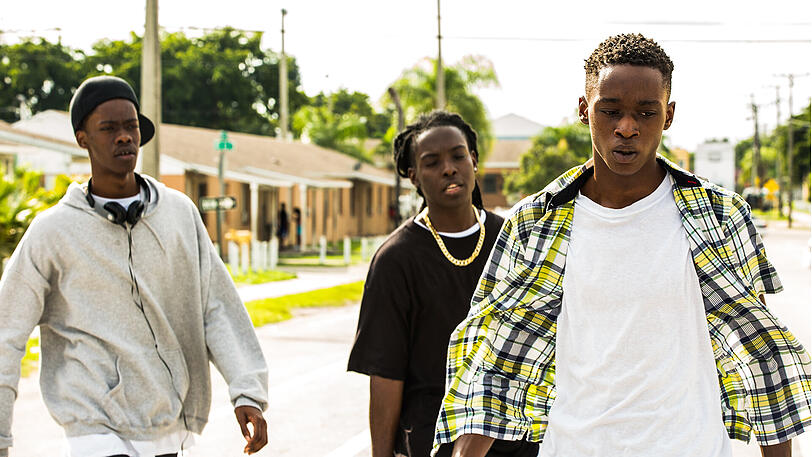 Als Teenager wird Chiron (Ashton Sanders, rechts) an seiner Schule gemobbt.