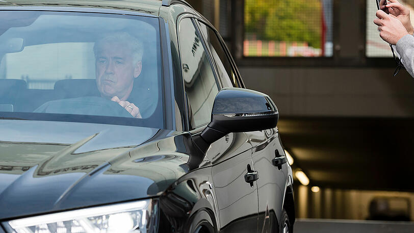 Das war's. Carlo Ancelotti verlässt die Tiefgarage des FC Bayern. Der Italiener ist nicht mehr länger Trainer des FC Bayern München.
