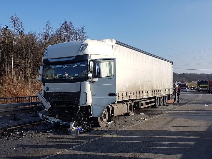 Auf einer Brücke bei Burghausen ist am Donnerstag eine Frau mit ihrem Ford frontal in einen Lkw geprallt - sie erlag noch an der Unfallstelle ihren Verletzungen.
