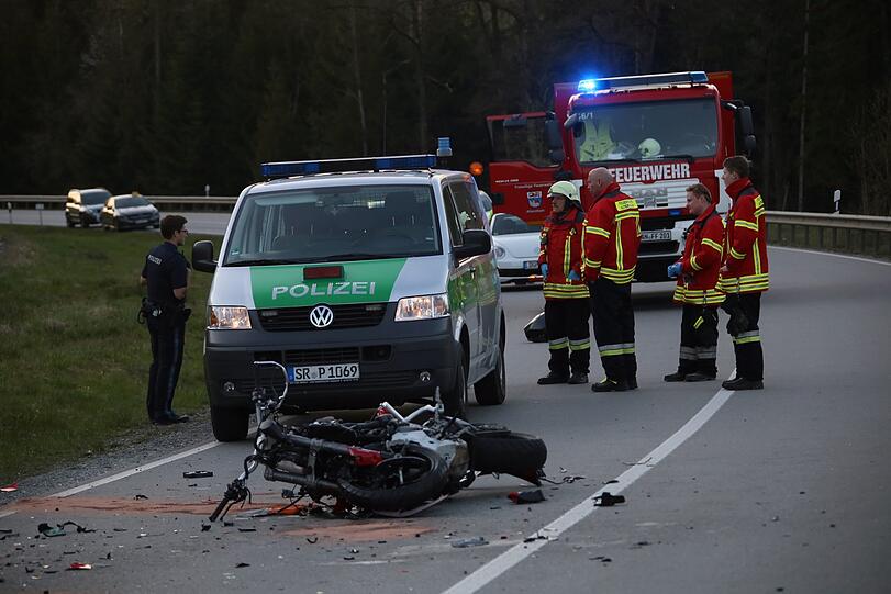 Ein Pkw gerät in den Gegenverkehr und kollidiert mit einem Motorrad. Der Zweiradfahrer stirbt noch an der Unfallstelle.