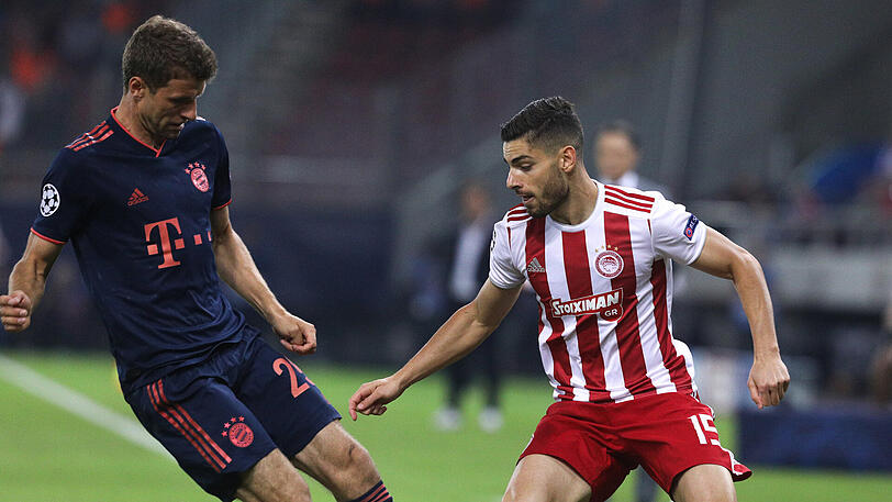 Bayerns Thomas Müller (li.) im Zweikampf mit Giorgos Masouras (re.).